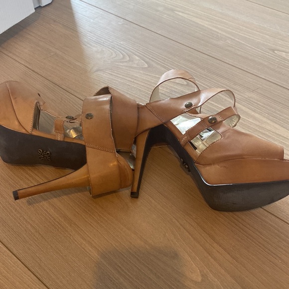 Vera wang cognac ankle strap heels - Picture 2 of 3